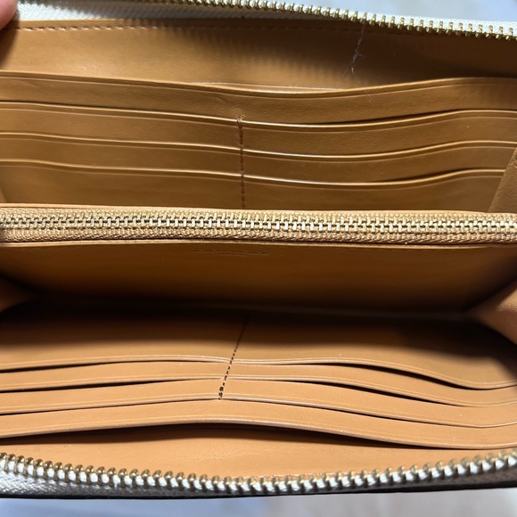 🌟Coach Zip Around Wallet pebbled cream leather
With Gold Apple Print EUC - Picture 5 of 7